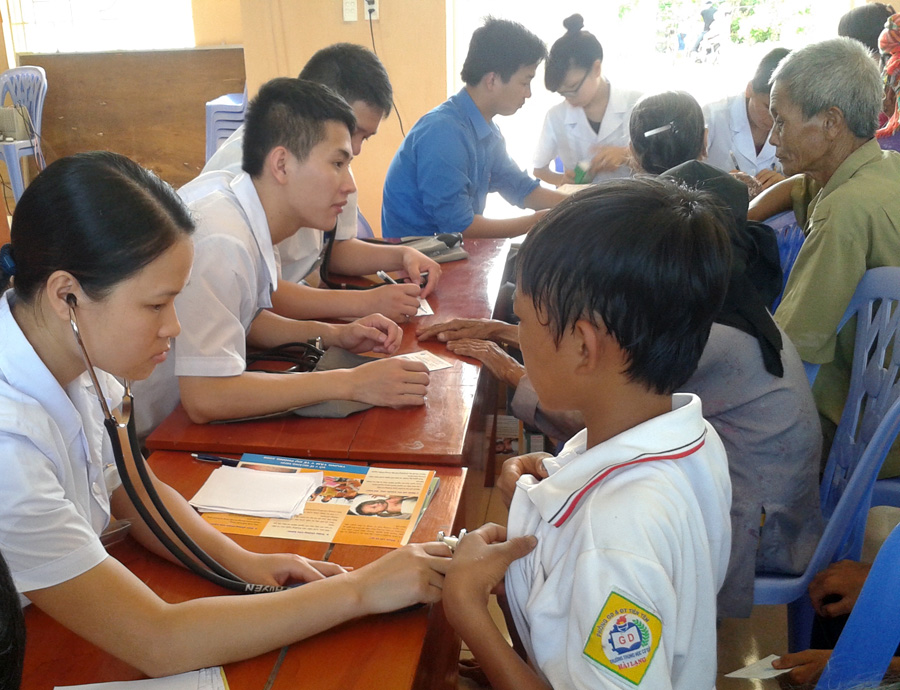 គ្រូពេទ្យវ័យក្មេងវៀតណាមរួមដំណើរជាមួយអ្នកនេសាទ